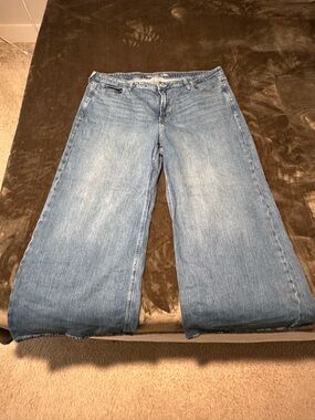 Old Navy Wide-Leg Jeans in Light Blue Wash